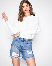 NLY Trend Cheeky Fit Midi Denim Shorts