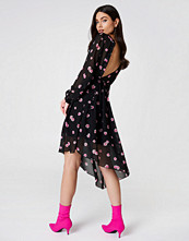 NA-KD Asymmetric Cut Open Back Dress svart multicolor