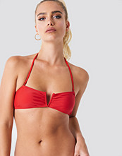 NA-KD Swimwear V-detail Bandeau Top röd