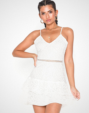 Parisian kjole, Lace Crochet Hem Mini Dress Parisian kjole, Lace Crochet Hem Mini Dress