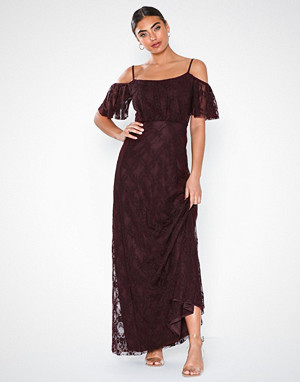 NLY Eve kjole, Dream Off Shoulder Lace Gown Fudge NLY Eve kjole, Dream Off Shoulder Lace Gown Fudge