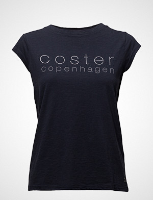 Coster Copenhagen T-skjorte, T-Shirt W. Coster Logo T-shirts & Tops Short-sleeved Blå COSTER COPENHAGEN Coster Copenhagen T-skjorte, T-Shirt W. Coster Logo T-shirts & Tops Short-sleeved Blå COSTER COPENHAGEN