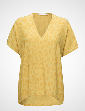 Rabens Saloner T-skjorte, Bright Leopard Blouse T-shirts & Tops Short-sleeved Gul RABENS SAL R Rabens Saloner T-skjorte, Bright Leopard Blouse T-shirts & Tops Short-sleeved Gul RABENS SAL R