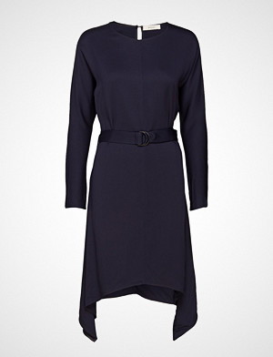 ÁERON kjole, Back Belted Batwing Dress Knelang Kjole Blå ÁERON ÁERON kjole, Back Belted Batwing Dress Knelang Kjole Blå ÁERON