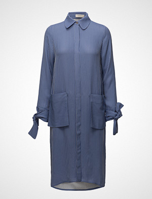ÁERON kjole, Big Pocket Shirt Dress Knelang Kjole Blå ÁERON ÁERON kjole, Big Pocket Shirt Dress Knelang Kjole Blå ÁERON