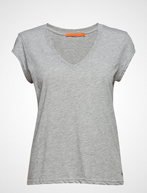 Coster Copenhagen T-skjorte, Basic Tee W. V-Neck T-shirts & Tops Short-sleeved Grå COSTER COPENHAGEN Coster Copenhagen T-skjorte, Basic Tee W. V-Neck T-shirts & Tops Short-sleeved Grå COSTER COPENHAGEN