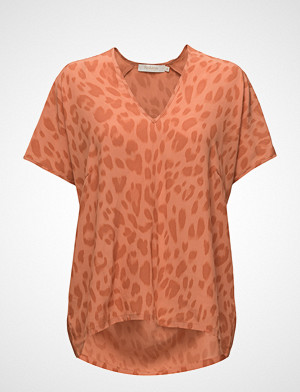 Rabens Saloner T-skjorte, Bright Leopard Blouse T-shirts & Tops Short-sleeved Oransje RABENS SAL R Rabens Saloner T-skjorte, Bright Leopard Blouse T-shirts & Tops Short-sleeved Oransje RABENS SAL R