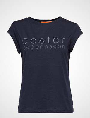 Coster Copenhagen T-skjorte, T-Shirt W. Coster Logo T-shirts & Tops Short-sleeved Blå COSTER COPENHAGEN Coster Copenhagen T-skjorte, T-Shirt W. Coster Logo T-shirts & Tops Short-sleeved Blå COSTER COPENHAGEN