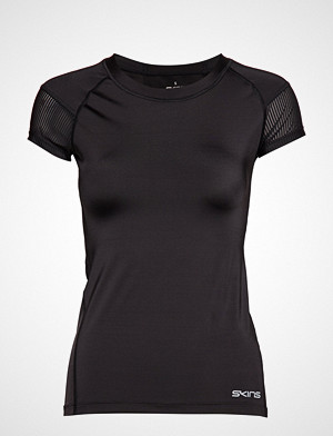 Skins T-skjorte, Dnamic Primary Womens S/S Top T-shirts & Tops Short-sleeved Svart SKINS Skins T-skjorte, Dnamic Primary Womens S/S Top T-shirts & Tops Short-sleeved Svart SKINS