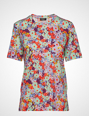 Stine Goya T-skjorte, Milo, 561 Allover Print T-shirts & Tops Short-sleeved Multi/mønstret STINE GOYA Stine Goya T-skjorte, Milo, 561 Allover Print T-shirts & Tops Short-sleeved Multi/mønstret STINE GOYA
