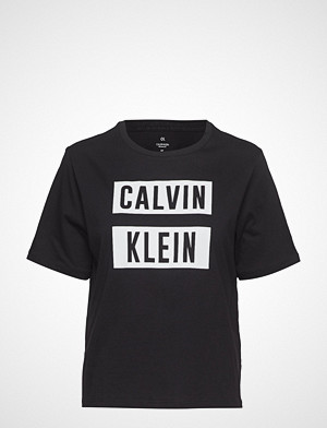 Calvin Klein Performance T-skjorte, Relaxed Logo Ss Tee T-shirts & Tops Short-sleeved Svart CALVIN KLEIN PERFORMANCE Calvin Klein Performance T-skjorte, Relaxed Logo Ss Tee T-shirts & Tops Short-sleeved Svart CALVIN KLEIN PERFORMANCE