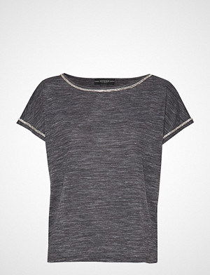GUESS Jeans T-skjorte, Fanny Top T-shirts & Tops Short-sleeved Grå GUESS JEANS GUESS Jeans T-skjorte, Fanny Top T-shirts & Tops Short-sleeved Grå GUESS JEANS