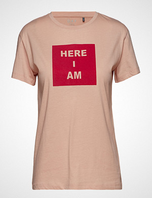 Day Birger et Mikkelsen T-skjorte, Day Here I Am Flock T-shirts & Tops Short-sleeved DAY BIRGER ET MIKKELSEN Day Birger et Mikkelsen T-skjorte, Day Here I Am Flock T-shirts & Tops Short-sleeved DAY BIRGER ET MIKKELSEN