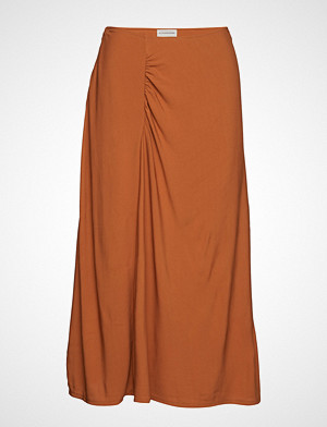 By Malene Birger skjørt, Luisia Knelangt Skjørt Oransje BY MALENE BIRGER By Malene Birger skjørt, Luisia Knelangt Skjørt Oransje BY MALENE BIRGER