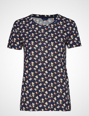Gant T-skjorte, D1. Aop T-Shirt T-shirts & Tops Short-sleeved Blå GANT Gant T-skjorte, D1. Aop T-Shirt T-shirts & Tops Short-sleeved Blå GANT