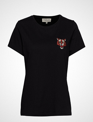 By Malina T-skjorte, Tiger Tee T-shirts & Tops Short-sleeved Svart BY MALINA By Malina T-skjorte, Tiger Tee T-shirts & Tops Short-sleeved Svart BY MALINA