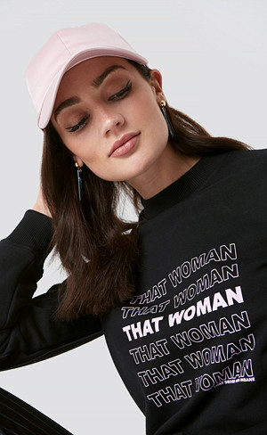 NA-KD genser, That Woman Sweater svart NA-KD genser, That Woman Sweater svart