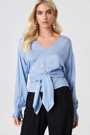 Andrea Hedenstedt x NA-KD bluse, Tied Waist Blouse blå Andrea Hedenstedt x NA-KD bluse, Tied Waist Blouse blå